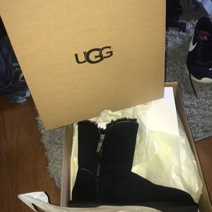 Ugg size 8 suede boot zipper side. NEW